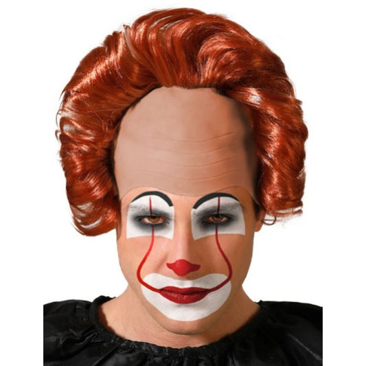 En man med en läskig clownsminkning bär en karaktäristisk röd peruk med en hög, kal flint i mitten.
