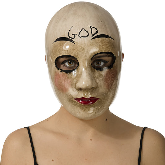 En person bär en genomskinlig, läskig dockmask med utsmetat smink, röda läppar och ordet 'GOD' skrivet i pannan, inspirerad av The Purge.