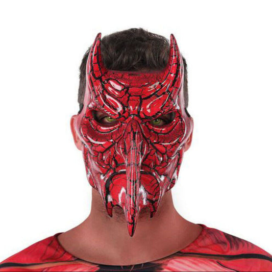 Närbild på en person som bär en ondskefull, röd kråkdemon-mask med horn och en lång, näbbliknande näsa.