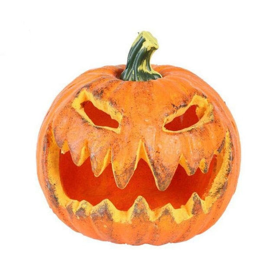 En orange Jack-o'-Lantern-dekoration med ett läskigt utskuret ansikte och en smutsig, väderbiten finish, sedd mot en vit bakgrund.
