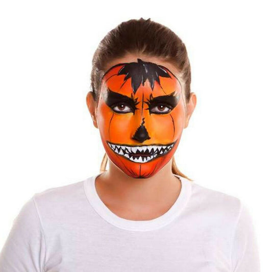  En kvinna med en imponerande och läskig ansiktsmålning som en ondskefull halloween-pumpa med vassa tänder.