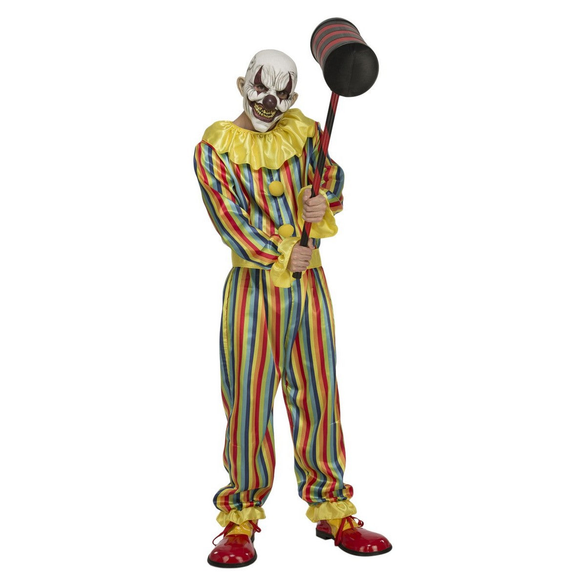 En person poserar i en komplett Ondskefull Randig Clown Maskeraddräkt, med en färgglad jumpsuit, en läskig mask och håller i en stor hammare.