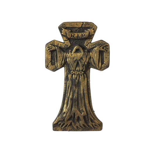 En detaljerad, korsformad gravsten i frigolit med en mörk, träliknande finish och en ingraverad, kåpklädd vålnad.