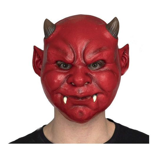 En person bär en Ondskefull Röd Baby-Demon Mask i latex, med ett knubbigt, argt ansikte, små horn och huggtänder.