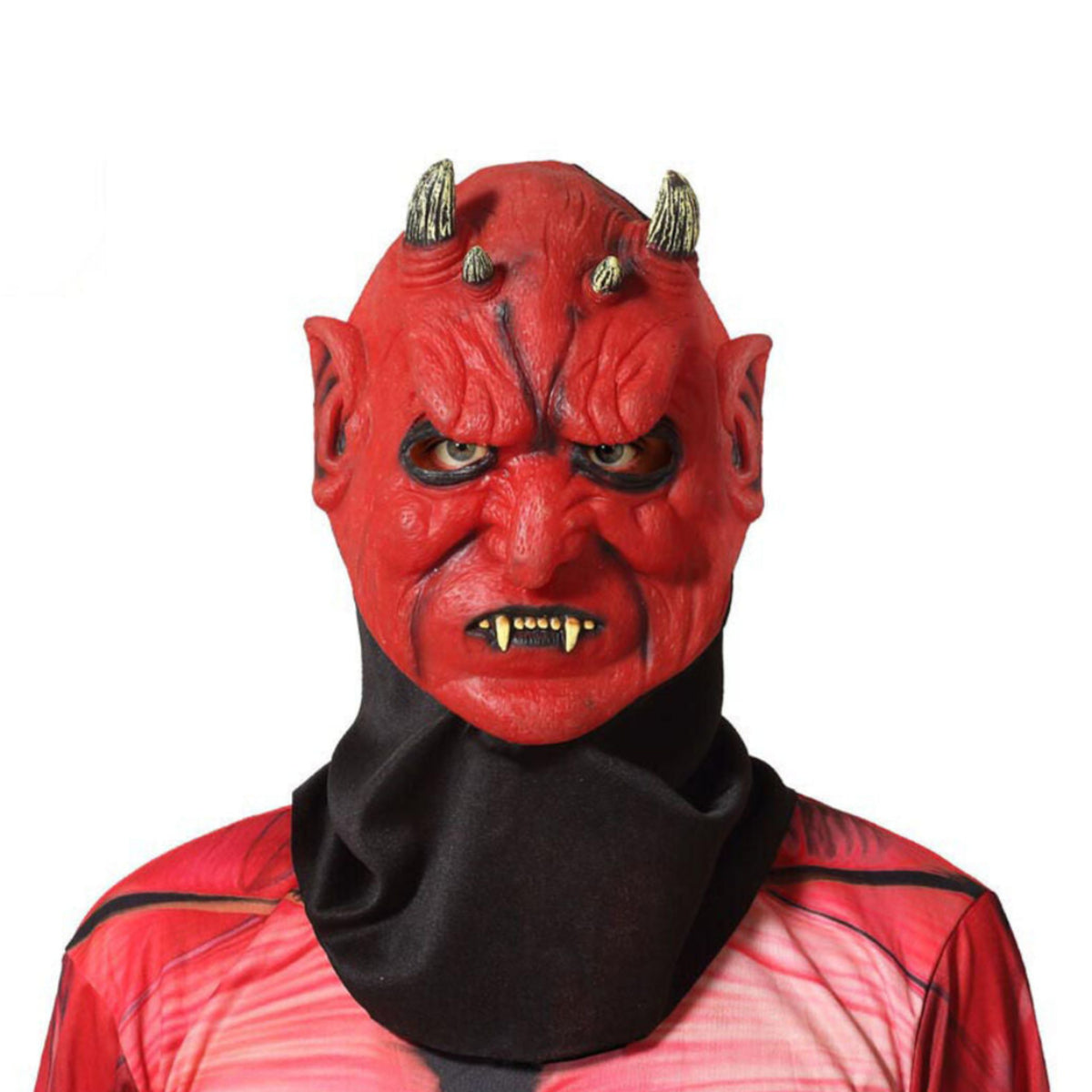 En person bär en Ondskefull Röd Demonmask i latex, med ett argt ansiktsuttryck, gyllene horn och vassa huggtänder.