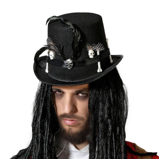 En man med mörkt sminkade ögon och långa dreadlocks bär en hög, svart voodoo-hatt dekorerad med små dödskallar, benknotor och svarta fjädrar.