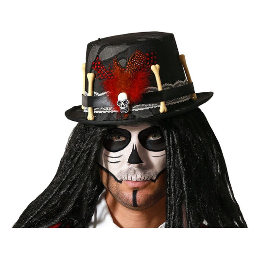 En man med dödskallesminkning bär en kaxig, svart voodoo-hatt dekorerad med små ben, fjädrar och en dödskalle.