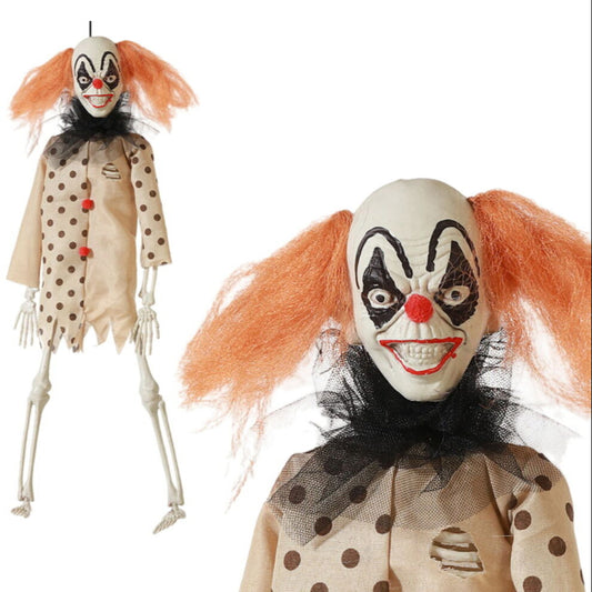 Det kompletta, hängande cirkus-skelettet med en sliten, prickig dräkt och en närbild på det läskiga, leende clownansiktet med orange hår.