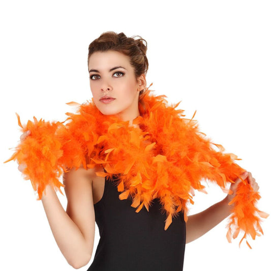 En lång, fluffig och intensivt orange fjäderboa, elegant draperad och presenterad på en vit bakgrund, för en festlig och glamourös stil.