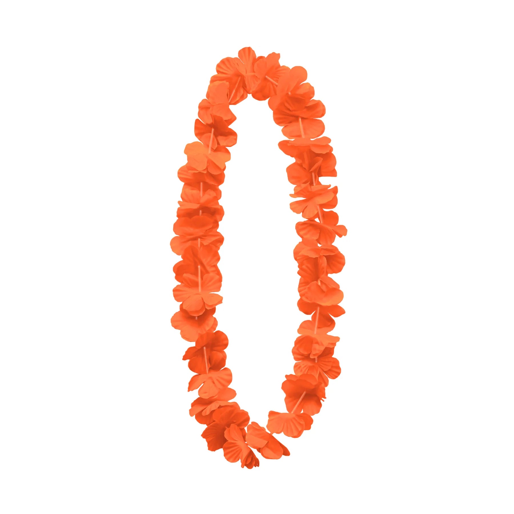 En orange hawaiikrans med klassiska tygblommor hänger i oval form mot vit bakgrund och visar sin varma tropiska färg.