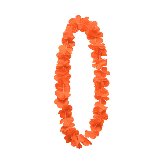 En orange hawaiikrans med klassiska tygblommor hänger i oval form mot vit bakgrund och visar sin varma tropiska färg.
