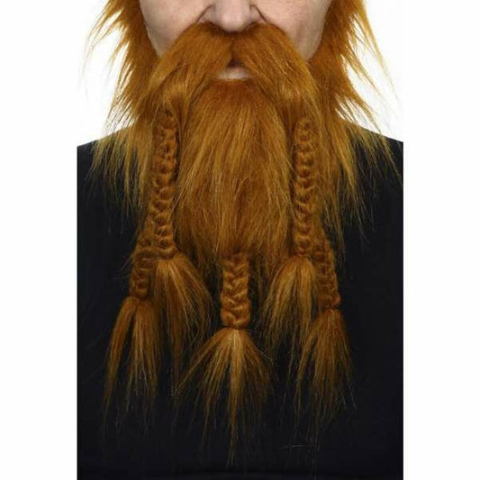 Närbild på en person som bär ett långt, rufsigt, orange mustasch- och getskägg med tre tjocka, flätade sektioner som hänger ner.
