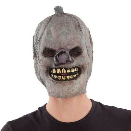 En person bär en läskig, heltäckande halloweenmask som ser ut att vara gjord av grå säckväv, med svarta ögonhålor och ett brett, ondskefullt leende med gula tänder.