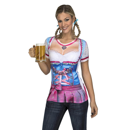 En glad kvinna i jeans som bär en T-shirt med ett tryck av en blå och rosa tyrolerklänning och håller i en ölsejdel.