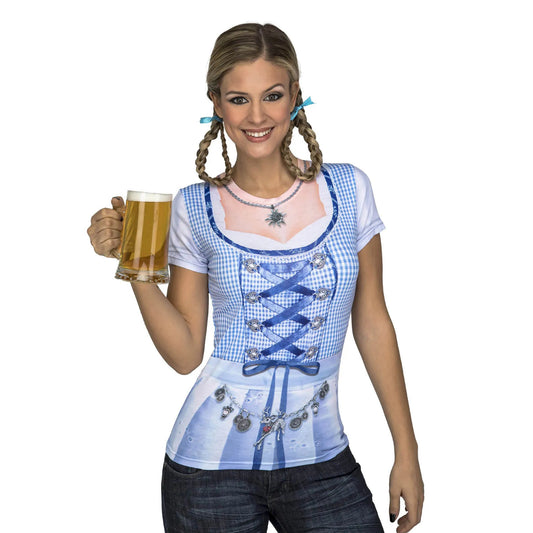 Kvinna med flätor i blå dirndl-t-shirt med tryck som håller ett ölglas