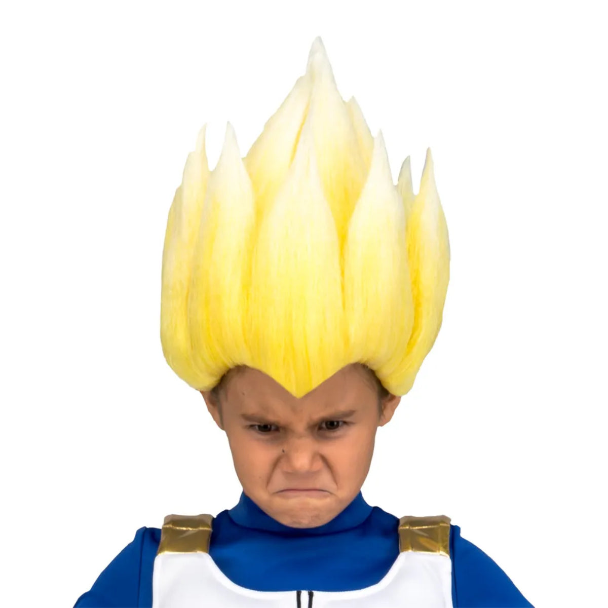 Barn klädd som Vegeta från Dragon Ball Z bär den officiella blonda Super Saiyan-peruken.