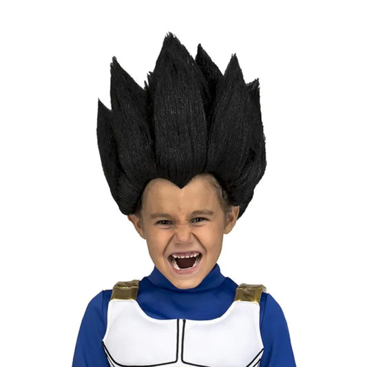 Glad pojke i svart Dragonball-peruk med spetsigt hår à la Vegeta, sedd framifrån.