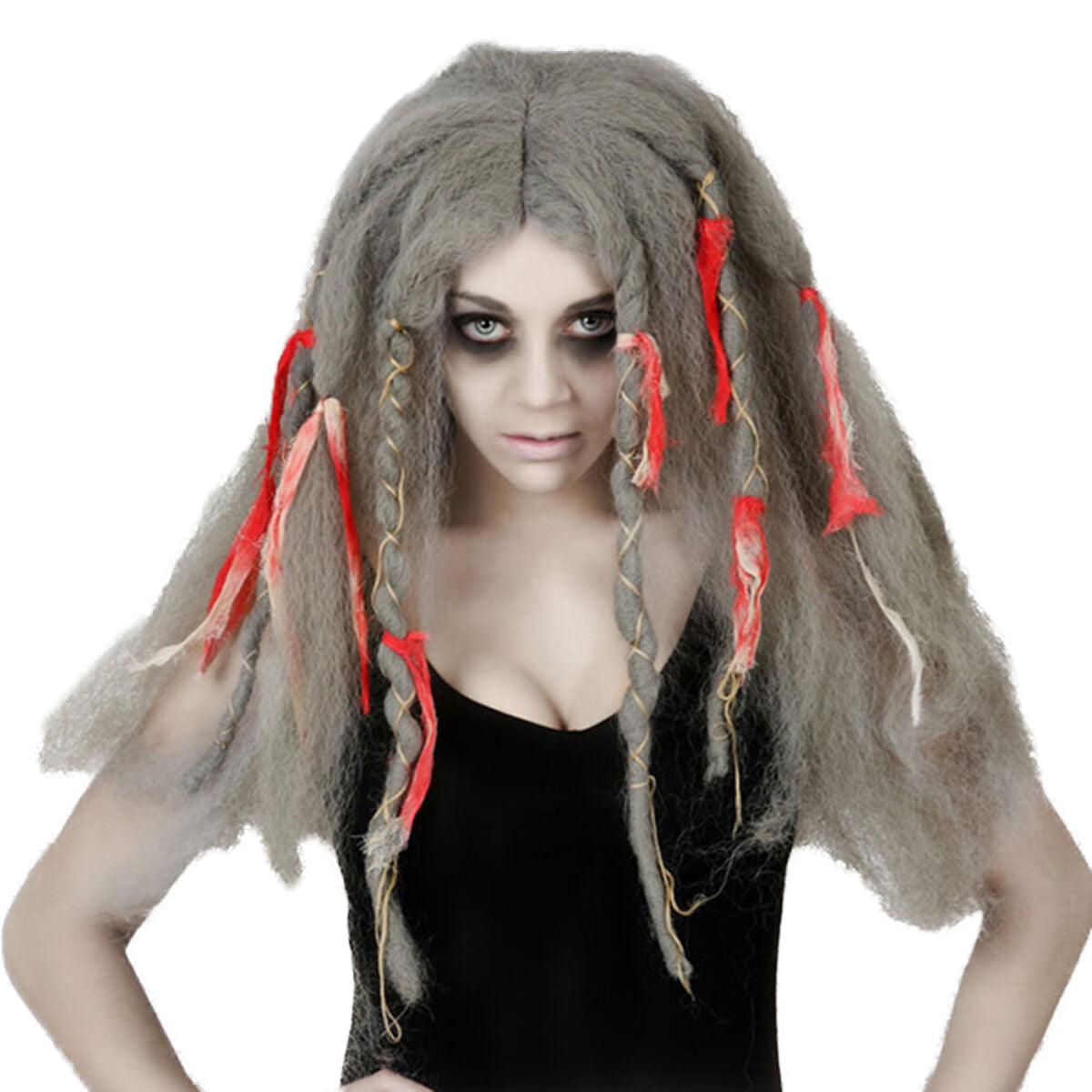 Kvinna i rufsig grå Halloweenperuk med dreads och röda tygband, stirrar rakt in i kameran med mörka ögon