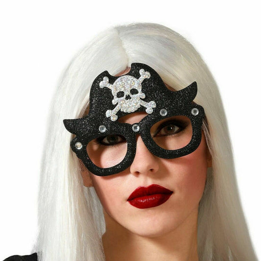 Närbild på kvinna med vita lockar som bär glittriga piratglasögon med dödskallemotiv och pärldetaljer, perfekt för maskerad.