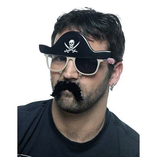 En man bär skämtsamma piratglasögon med vit båge, ögonlapp, svart pirathatt i plast på ovansidan och hängande mustasch i kedja – en rolig accessoar till piratmaskerad.