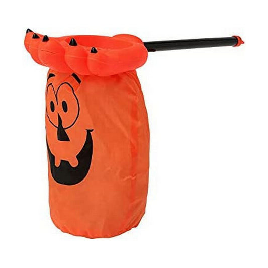 En rolig halloweendekoration i form av en orange godispåse med ett pumpa-ansikte och en klo-liknande öppning med ett långt handtag.