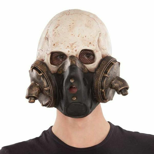En man bär en läskig, postapokalyptisk mask som är en kombination av en sliten dödskalle och en bronsfärgad andningsapparat, fotograferad i studio.