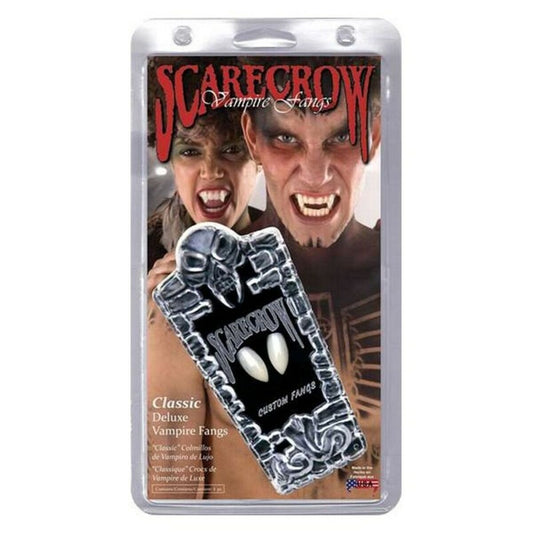 En förpackning med "Scarecrow Classic Deluxe Vampire Fangs", som visar ett par vita, realistiska huggtänder i en kistformad hållare.