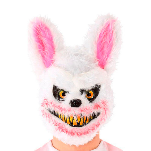 En person bär en läskig halloweenmask som föreställer en vit, fluffig kanin med galna, gula ögon, rosa detaljer och ett brett, ondskefullt leende med vassa, gula tänder.