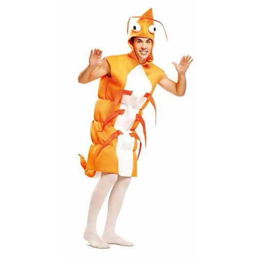 En glad man poserar i en hysteriskt rolig, orange räka maskeraddräkt för vuxna med en huva med ögon.
