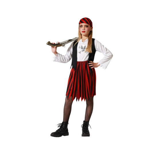 En flicka i randig piratklänning med svart väst, vit skjorta med dödskalletryck och bandana, poserar med ett leksakssvärd – perfekt för maskerad.