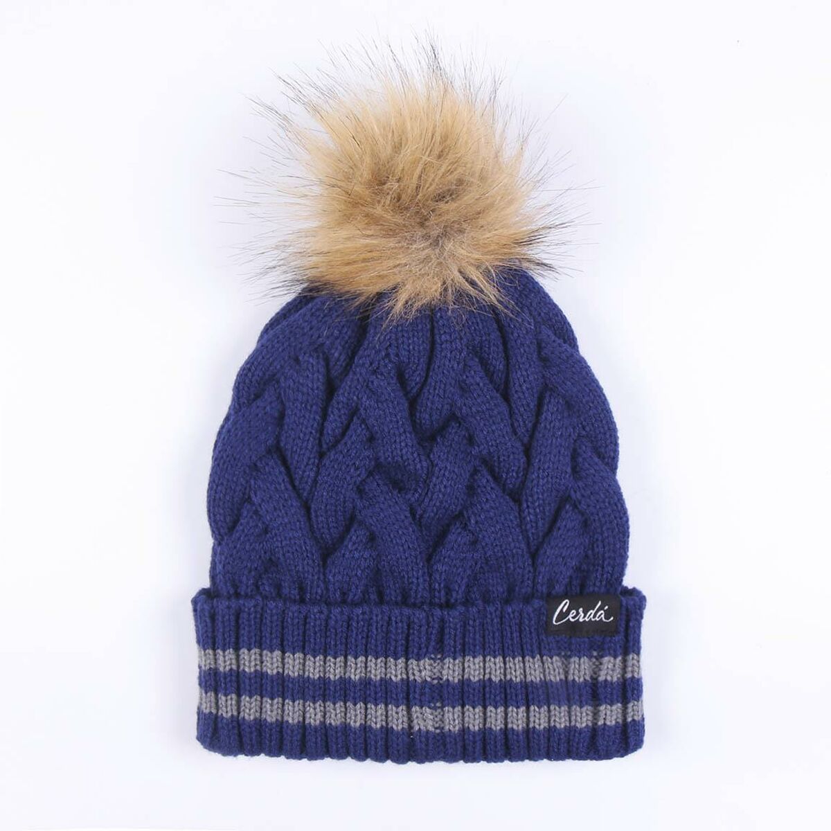 En blå, stickad Ravenclaw-mössa med gråa ränder och en stor, fluffig tofs i fuskpäls.