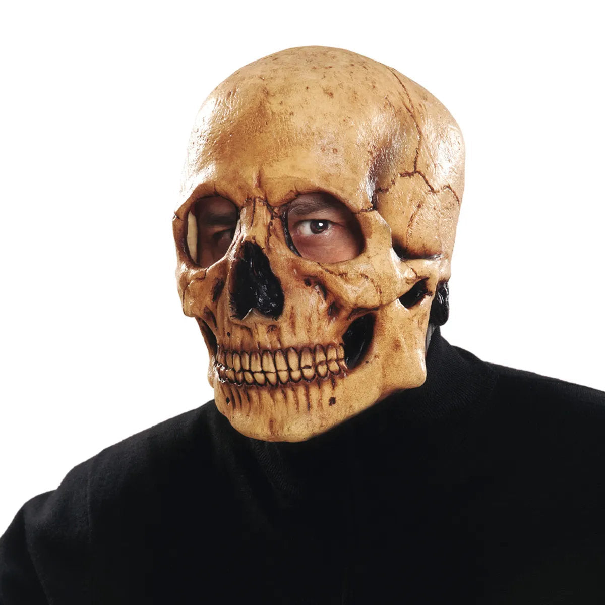 En person bär en Realistisk Dödskallemask i Latex som har en åldrad, gulaktig färg och sprickor i pannan.