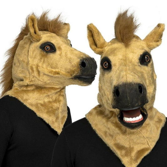 Två personer i svarta tröjor bär en realistisk och lurvig, ljusbrun hästmask med en mörk mule och en rörlig käke, visad både från sidan och framifrån.