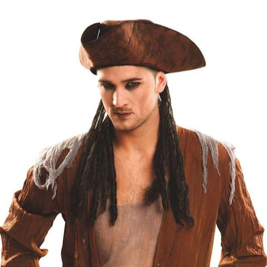 En man med dramatiskt sminkade ögon bär en realistisk brun pirathatt med fastsydda dreadlocks.