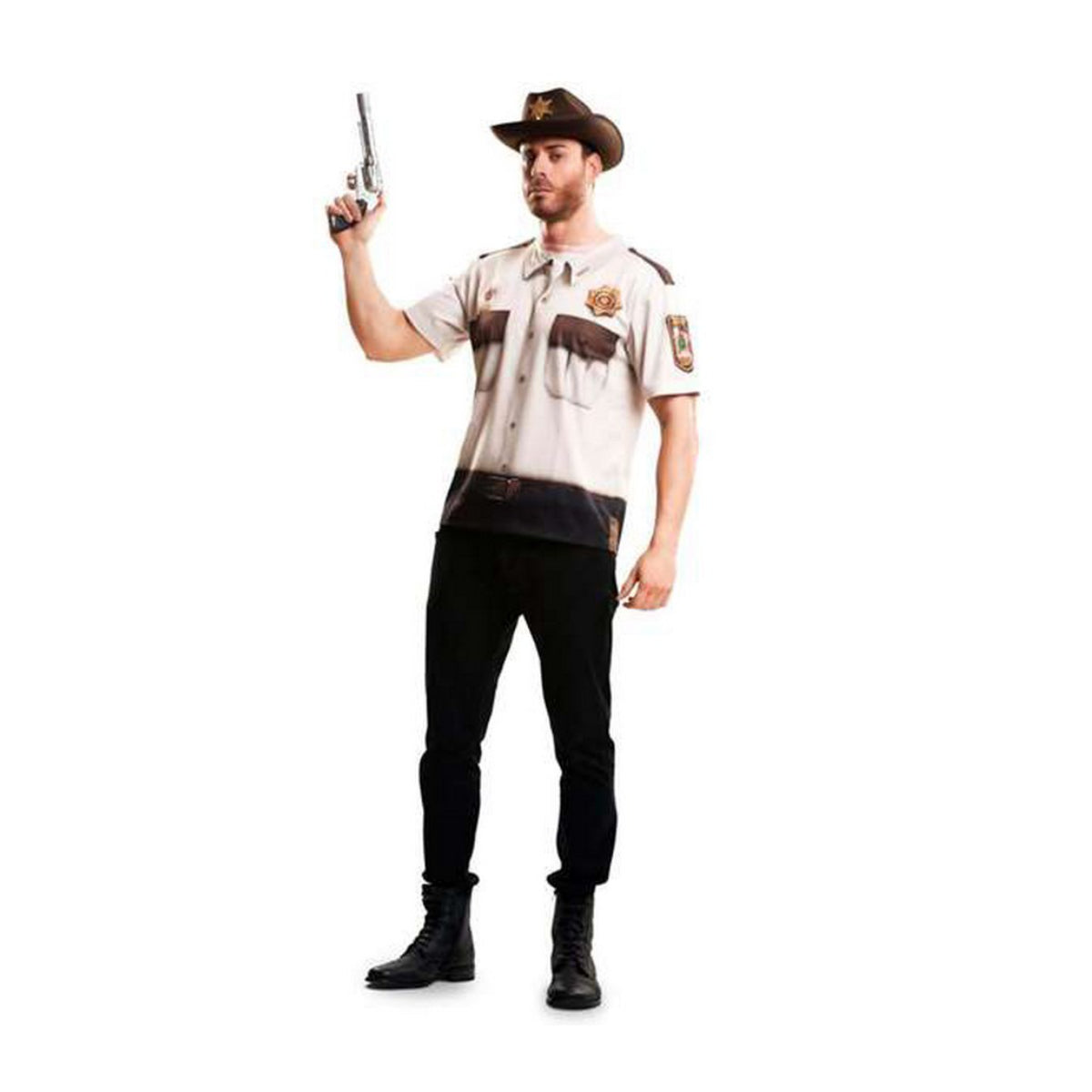 En man i cowboyhatt poserar i en Realistisk Sheriff T-shirt med tryck och håller upp en leksakspistol.