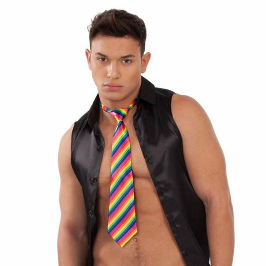 En man med bar överkropp och svart väst bär en färgglad regnbågsfärgad slips, perfekt som accessoar till Pride eller maskerad.