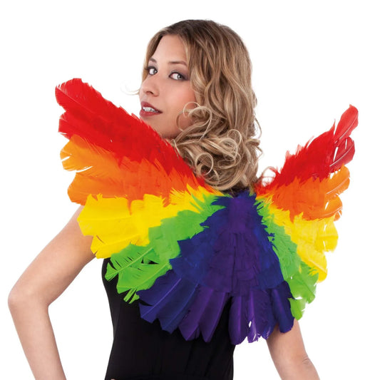 Kvinna med stora regnbågsfärgade fjädervingar i rött, orange, gult, grönt, blått och lila, perfekt för Pride eller maskerad.