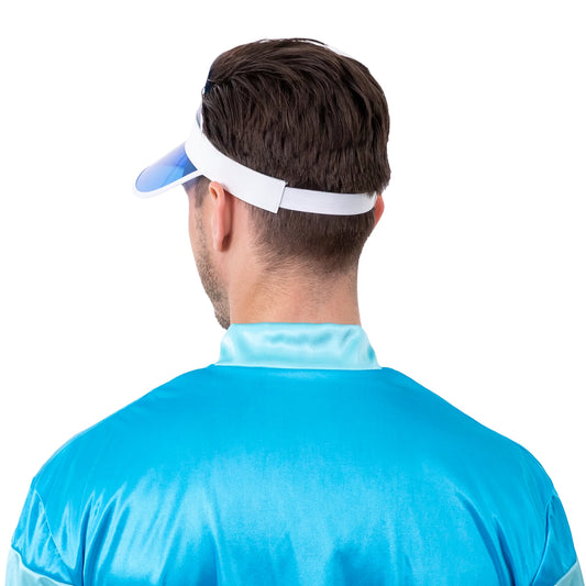 En person bär en blå transparent solskärm med vitt band tillsammans med en blå retroinspirerad outfit.