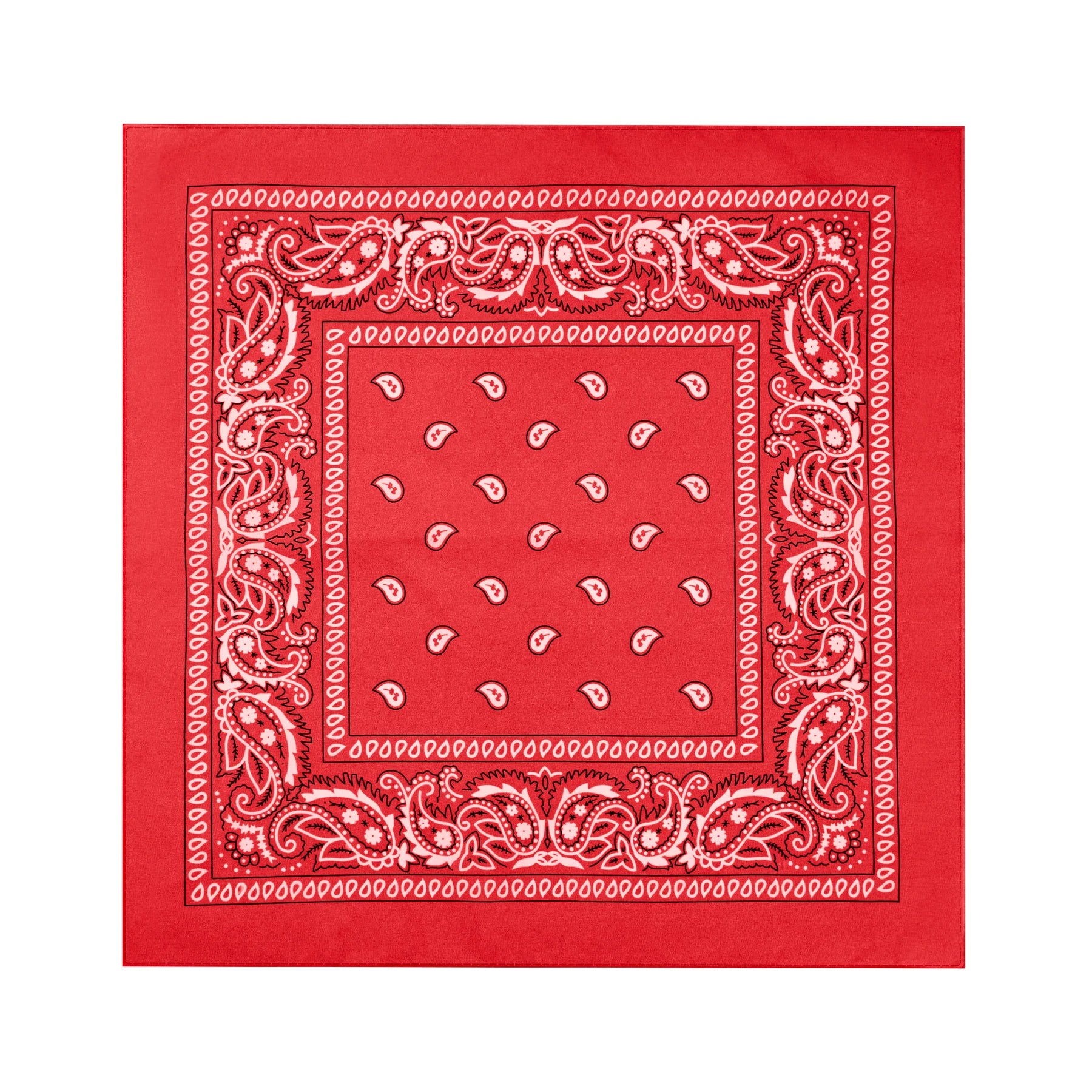 En röd bandana ligger utvikt mot vit bakgrund och visar sitt kvadratiska format, paisleymönster och dekorativa kant.