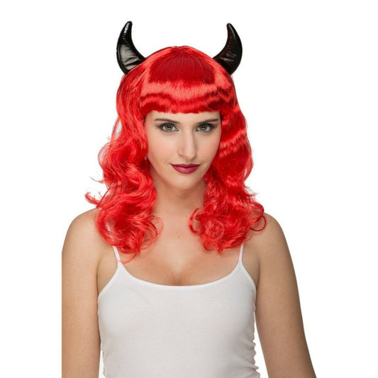 Kvinna med röd lockig peruk och svarta djävulshorn, perfekt för halloween eller maskerad med djävulstema.