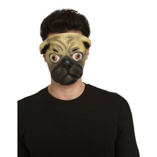 En man bär en rolig halvmask som föreställer en förvirrad mops med stora, utstående ögon och en rynkig panna.