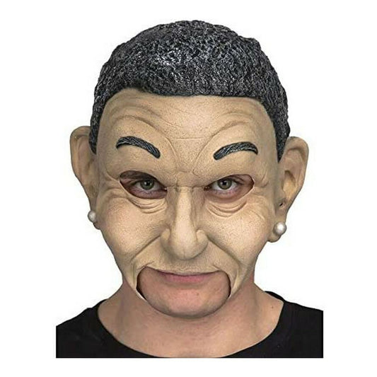 En person bär en Rolig Gammal Tant Mask i latex, med rynkor, stora öron och pärlörhängen.