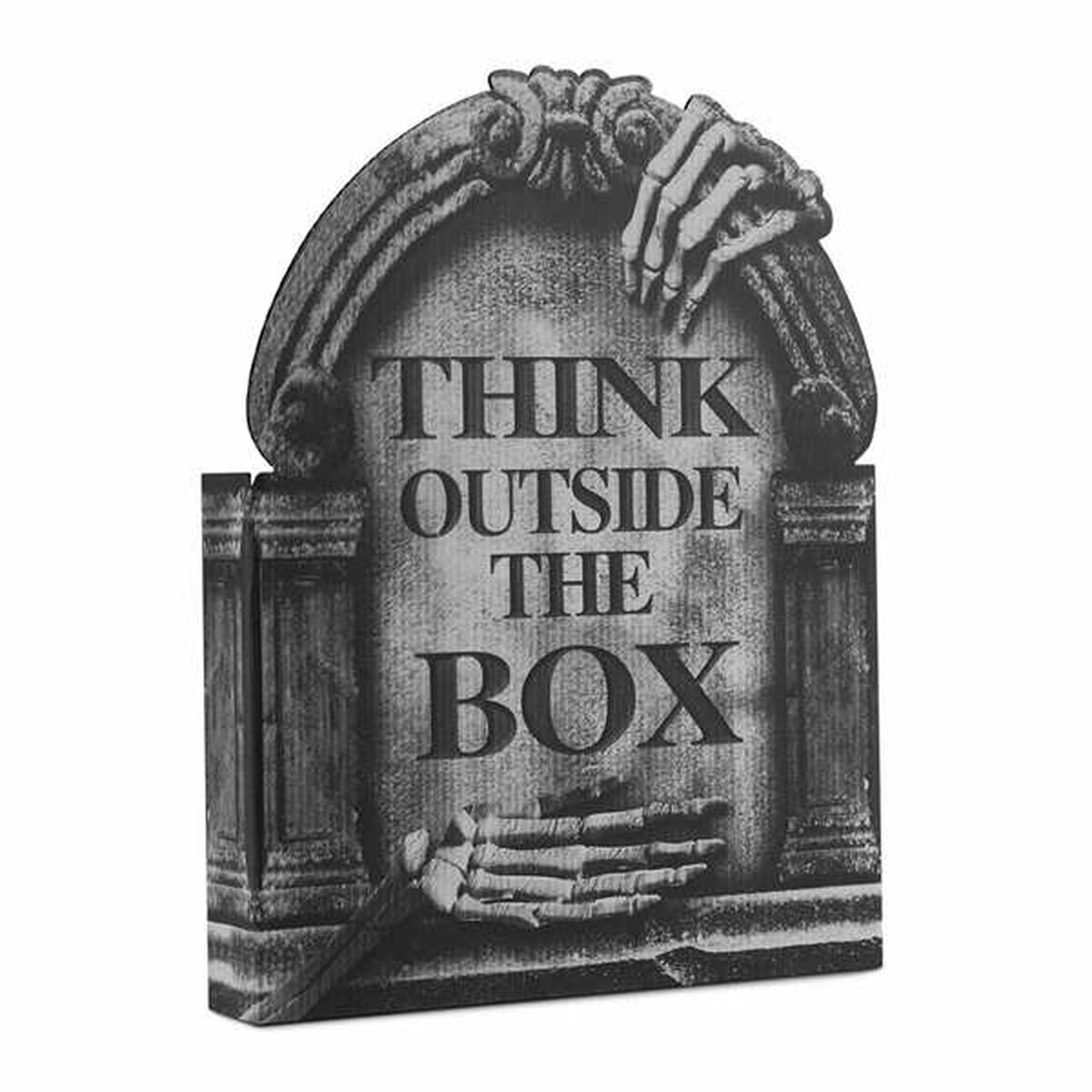 En rolig och kuslig gravstens-dekoration med texten "Think outside the box" och ett par skeletthänder som klänger på stenen.