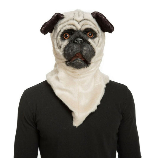 En person bär en Rolig Mopsmask i ljust fuskpäls, med stora ögon och en rörlig käke.