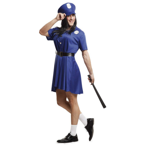 En man med ett brett leende bär en rolig blå polisklänning för herrar, komplett med hatt och bälte, och poserar med en polisbatong i handen mot en vit bakgrund.