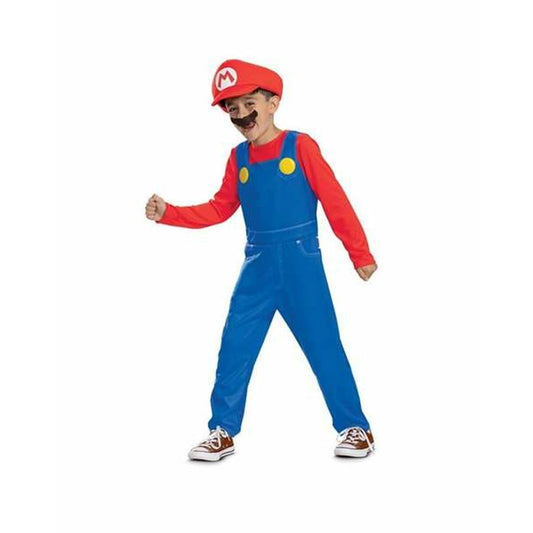 En pojke poserar glatt i en komplett och officiell Mario-dräkt, med blå hängselbyxor i denim-stil, röd tröja, en röd keps med ett "M" och en lösmustasch.