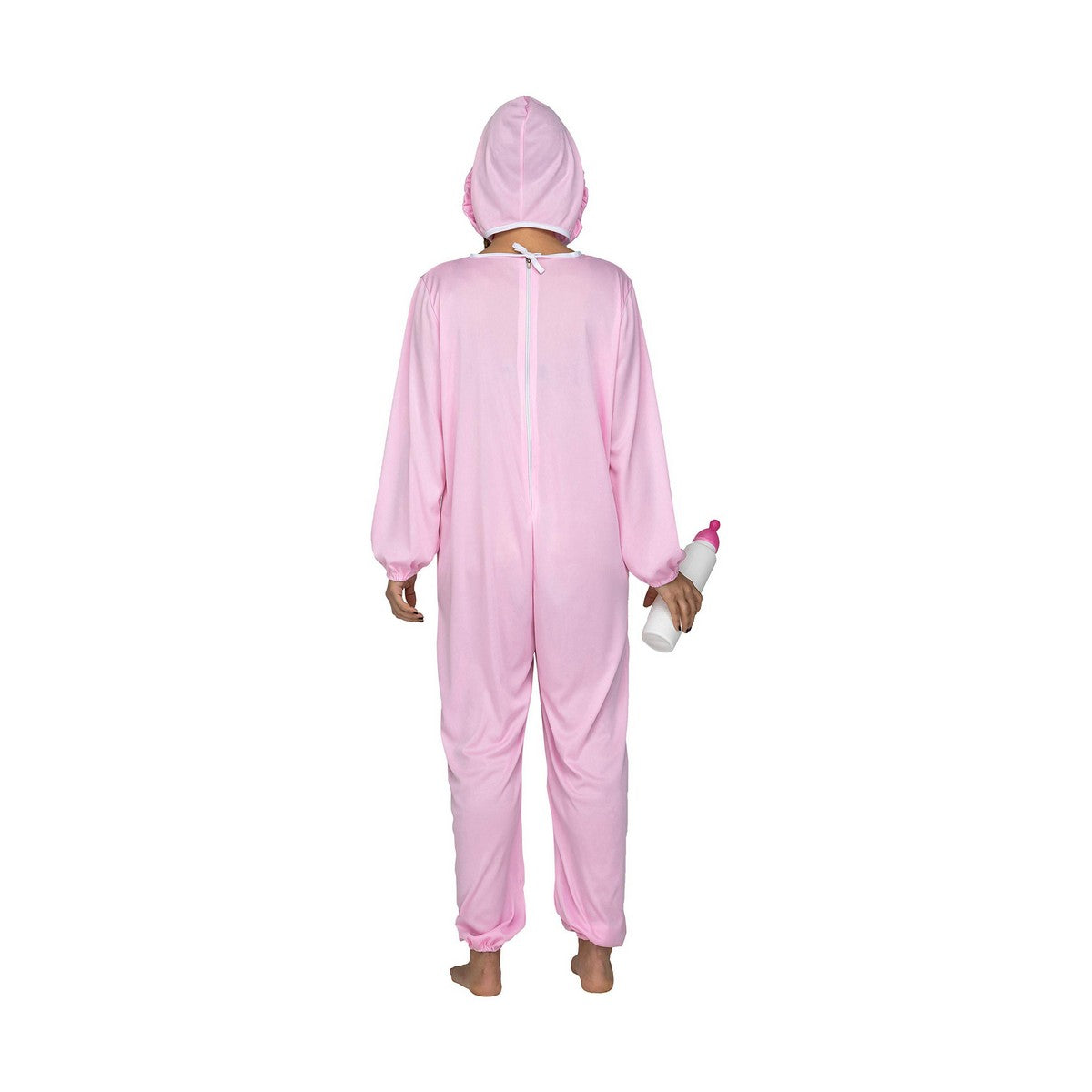 En kvinna ses bakifrån, iklädd en rosa bebisdräkt med hätta och dragkedja längs ryggen, hållandes i en nappflaska.