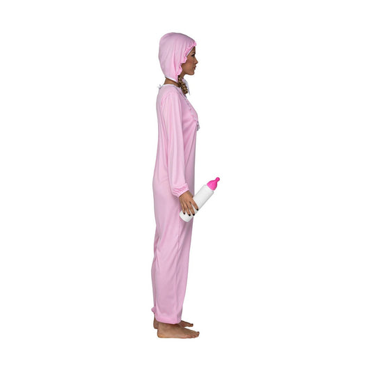 En kvinna ses i profil, iklädd en komplett rosa bebisdräkt för vuxna, hållandes i en nappflaska, fotograferad i en studio.