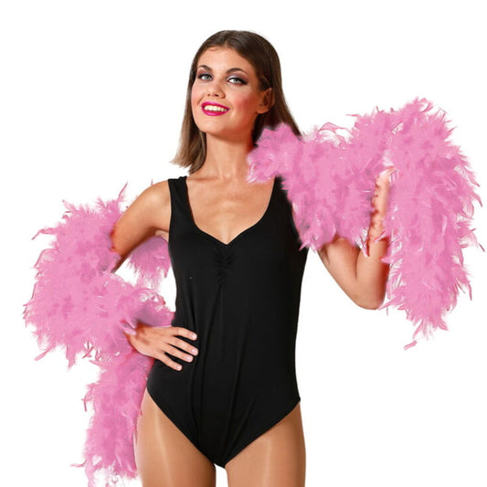 Kvinna med en lång, fluffig och ljusrosa fjäderboa draperad runt axlarna, presenterad för en festlig och glamourös stil.
