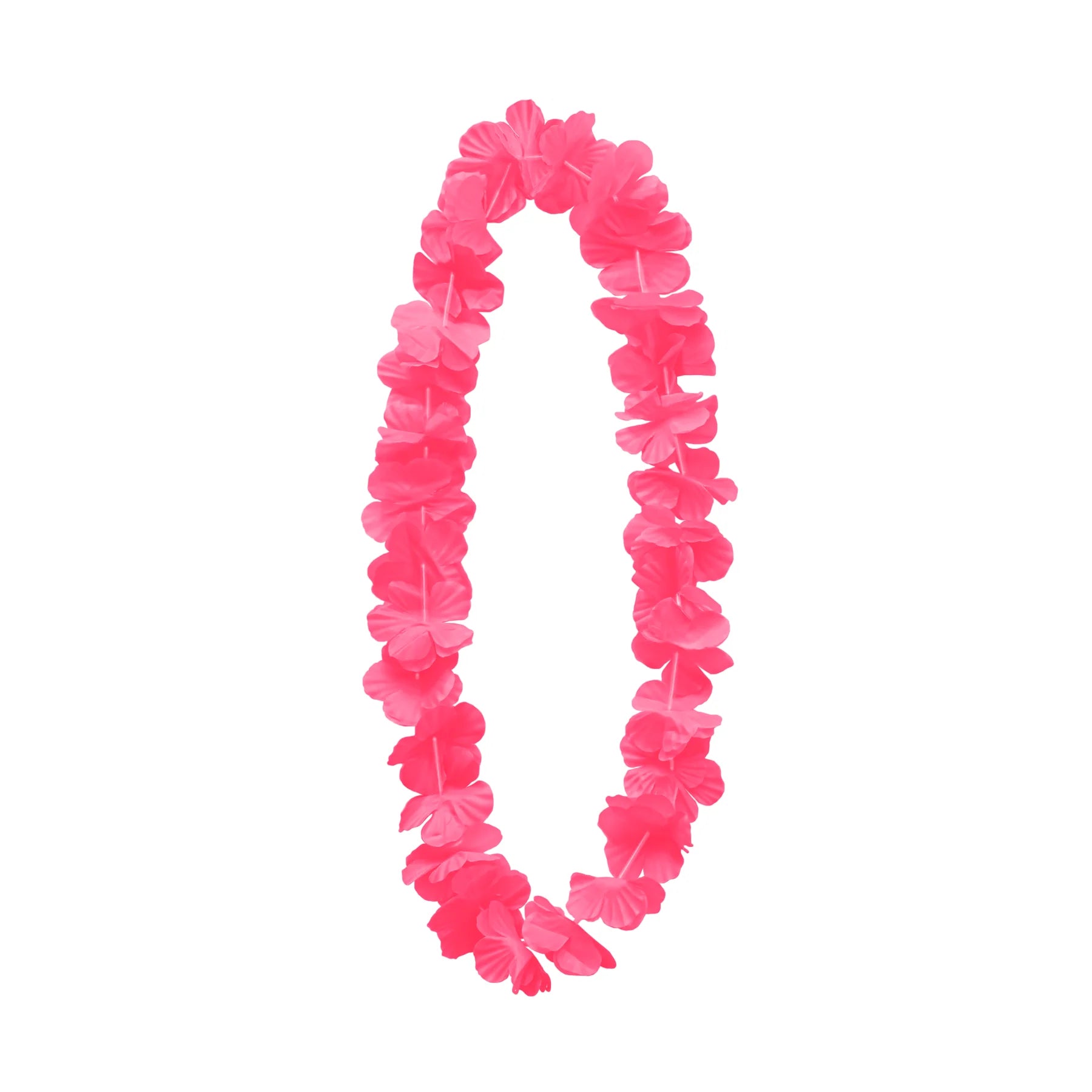 En rosa hawaiikrans med klassiska tygblommor hänger i oval form mot vit bakgrund och visar sin starka tropiska färg.